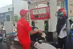 Petugas-mengisi-BBM-ke-roda-dua-di-SPBU-Pulo-Pisang-Kecamatan-Pidie.jpg