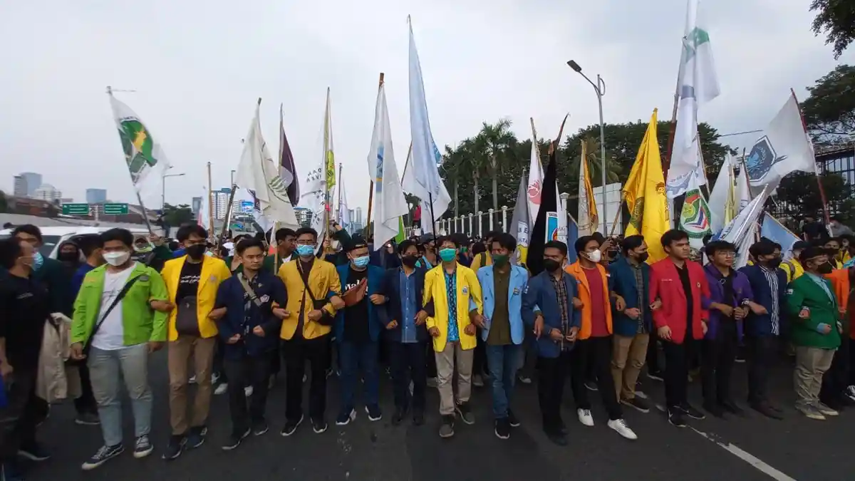 Terus Berdatangan, Ratusan Mahasiswa Kepung Gedung DPR RI