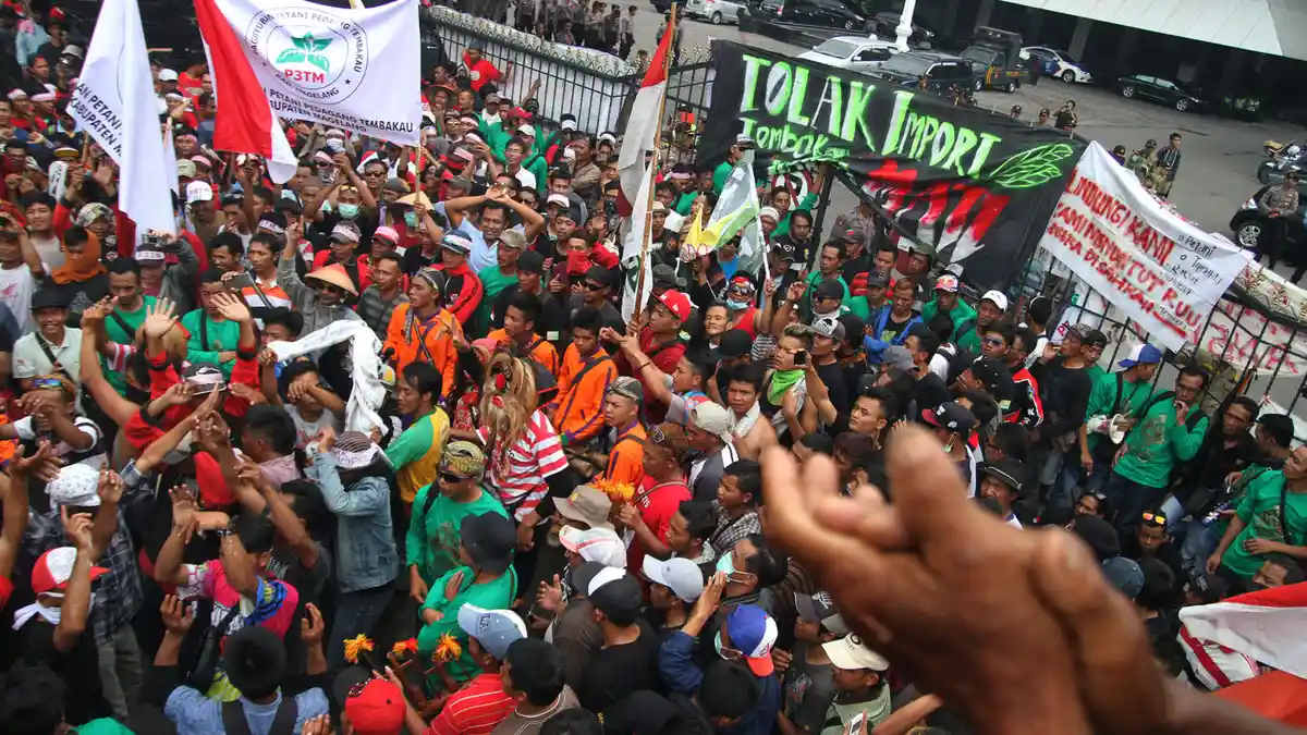 VIDEO Kericuhan Ribuan Petani Tembakau Jateng dengan Penolak Pabrik Semen
