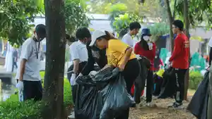 Sejumlah-anak-Save-the-Children-melakukan-gerakan-bersih-bersih-sampah-di-Waduk-Cincin.jpg