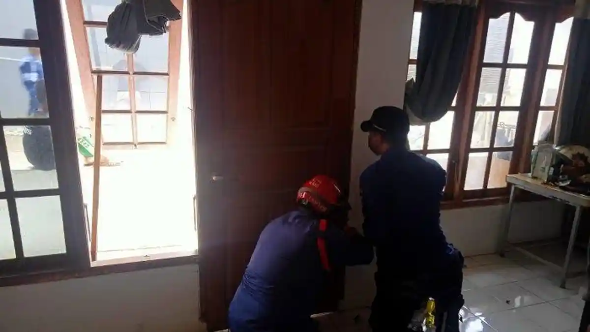 Petugas Pemadam Kebakaran Jaksel Bantu Pasutri Gagal Berangkat Kerja karena Pintu Rumah Terkunci