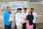 Wabub-Bungo-serahkan-bantuan-beras-3.jpg
