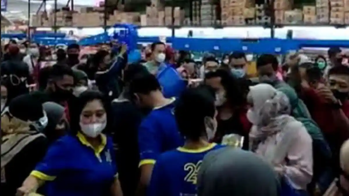 Minyak Goreng di Banyumas Langka, Warga Saling Dorong dan Berebut  
