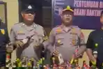 Polisi-Sita-64-Botol-Miras-Ilegal-Dalam-Operasi-Pekat-Anoa-2026-di-Tinanggea-Konawe-Selatan.jpg
