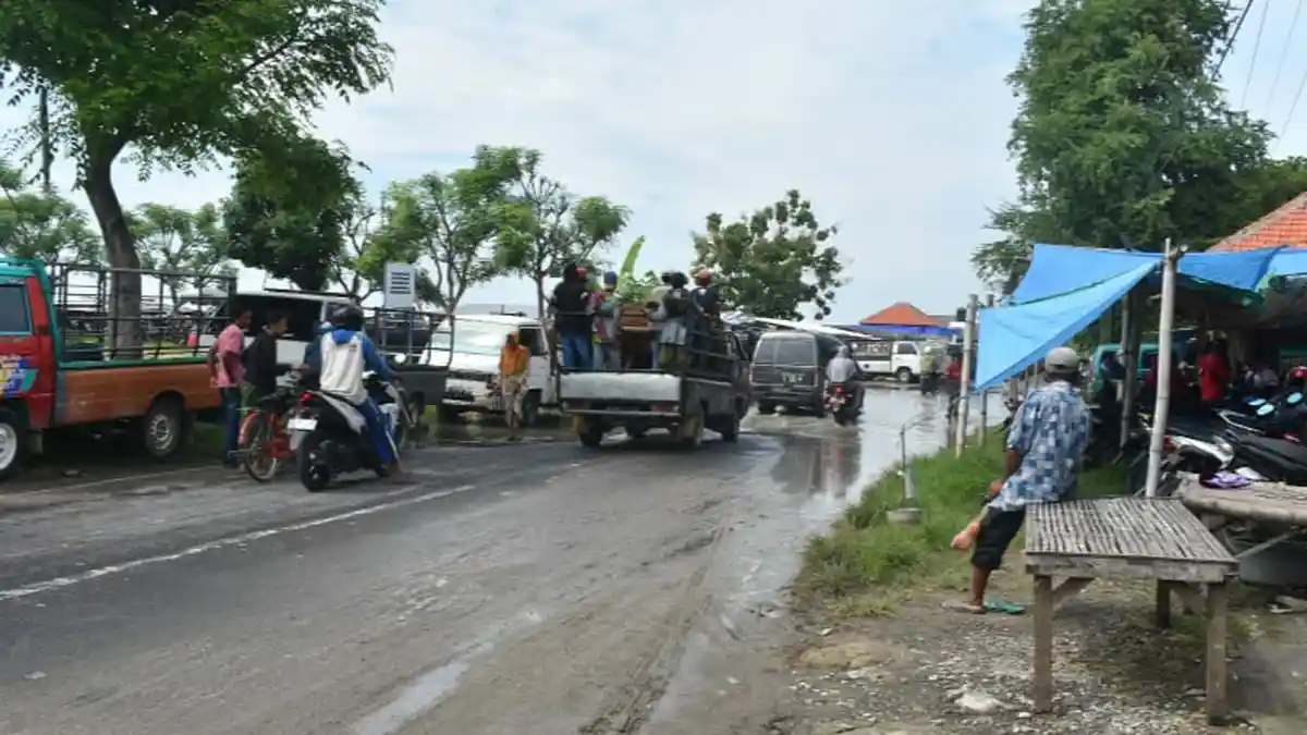 Jalan Raya Provinsi di Depan Pasar Hewan Sampang Mudah Langganan Digenangi Air Hujan