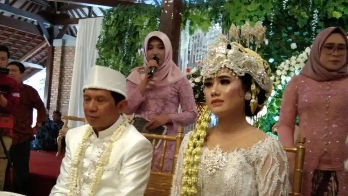 Nasib Artis, Pernikahan Pertamanya Gagal, Kini Punya Istri Muda dan Baru Dapat Anak di Usia 56 Tahun