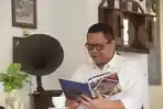 wakil-wali-kota-surabaya-whisnu-sakti-buana-sedang-membaca-buku.jpg
