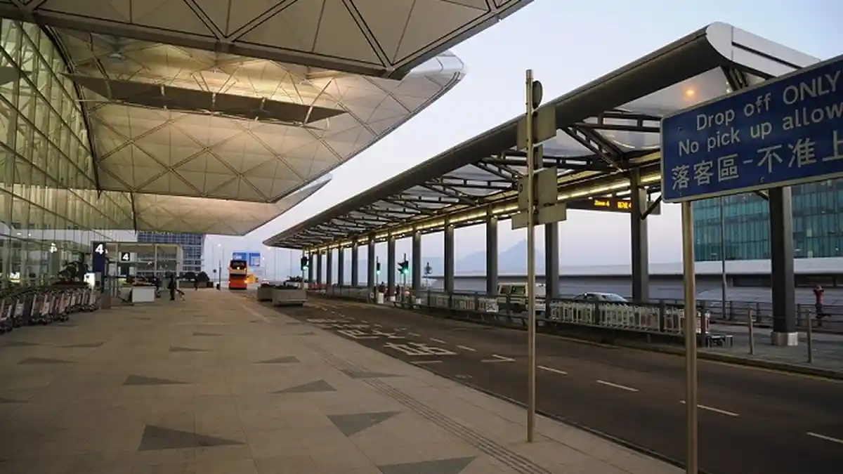 Bandara Diduduki Pengunjuk Rasa, Penerbangan Dibatalkan