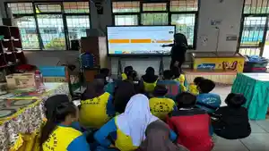 20251114-MATERI-PID-Para-siswa-SD-Negeri-5-Damar-tampak-antusias.jpg