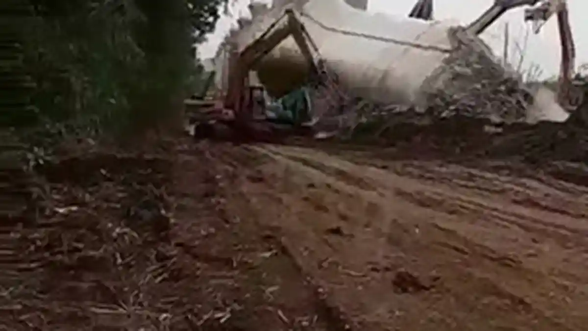 Ngeri Tiang Pancang Kereta Api Cepat Menimpa Eskavator saat Dirobohkan, Ini Penjelasan PT KCIC