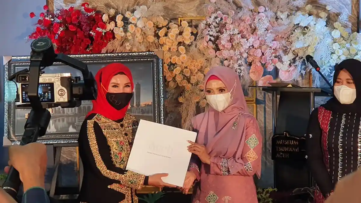 Istri Kapolda Aceh Launching Buku Foto Permata Tersembunyi di Ujung Sumatera