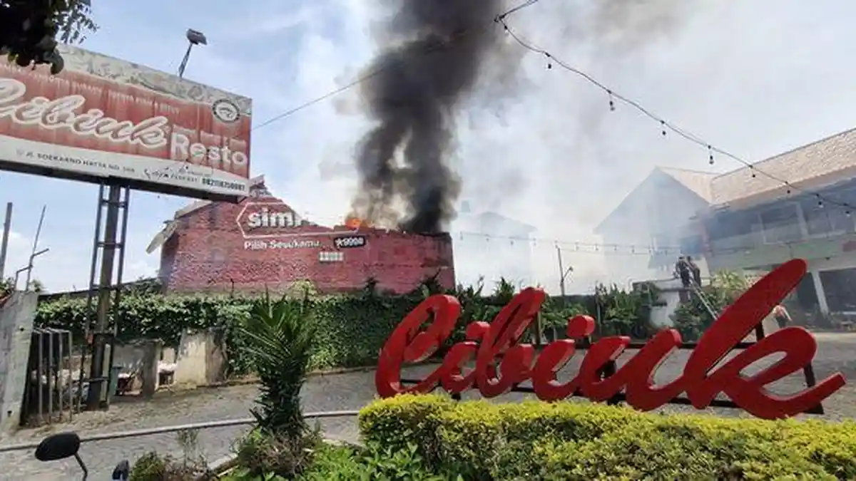 13 Kontrakan dan Bangunan Bengkel Terbakar Dekat Rumah Makan Cibiuk Jalan Soekarno Hatta