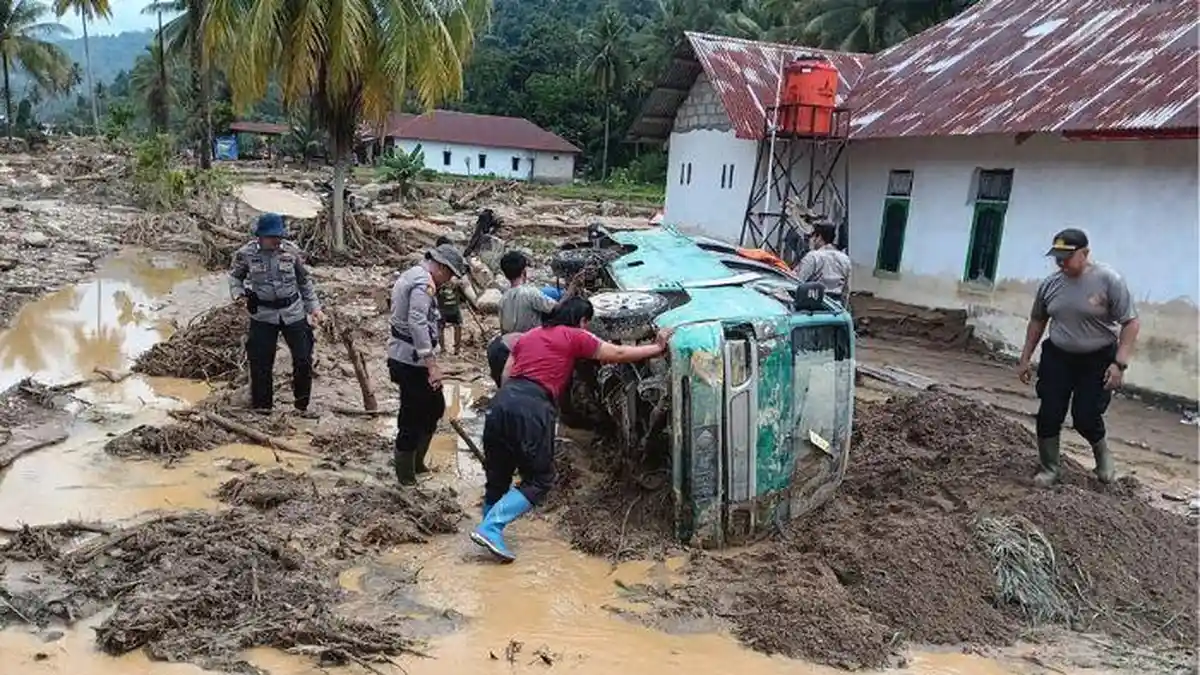 Polda Sumbar Kerahkan Ribuan Personel Tangani Banjir dan Longsor Padang