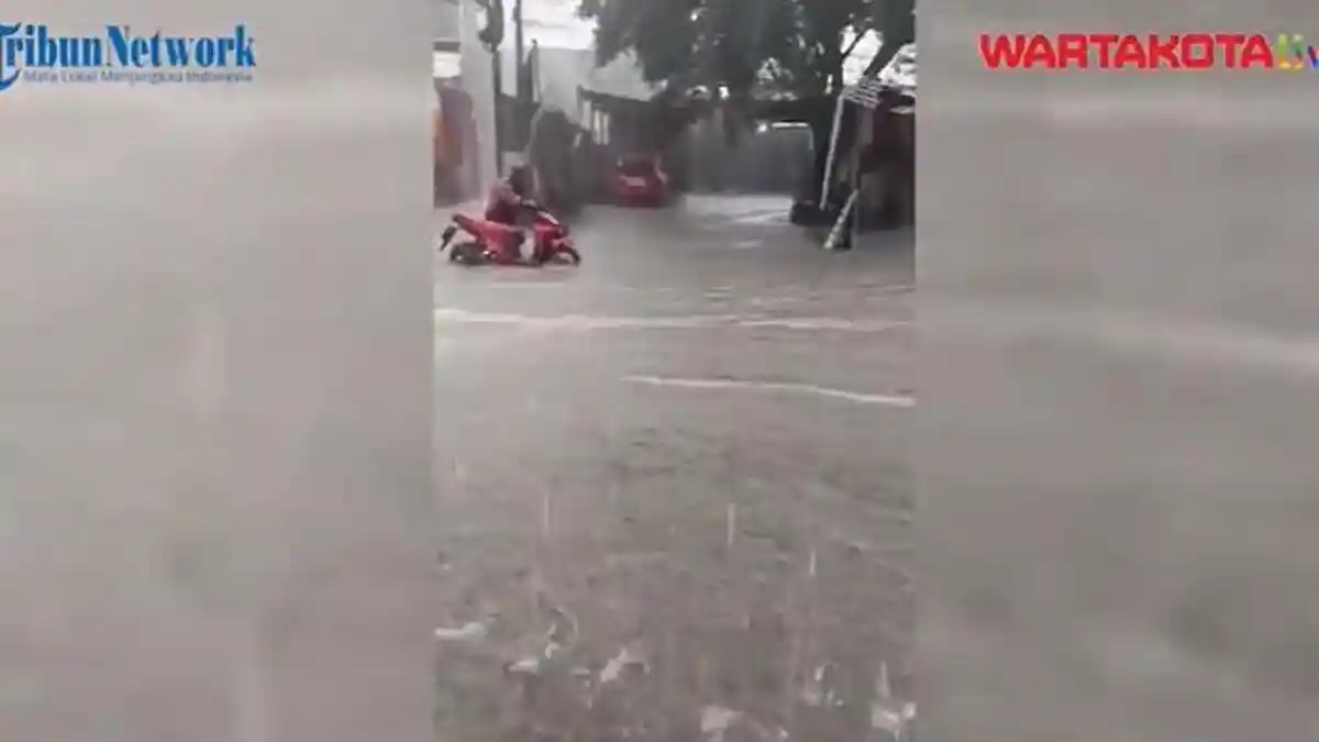 Banjir Mulai Melanda Jalan Haji Nawi, Jakarta Selatan
