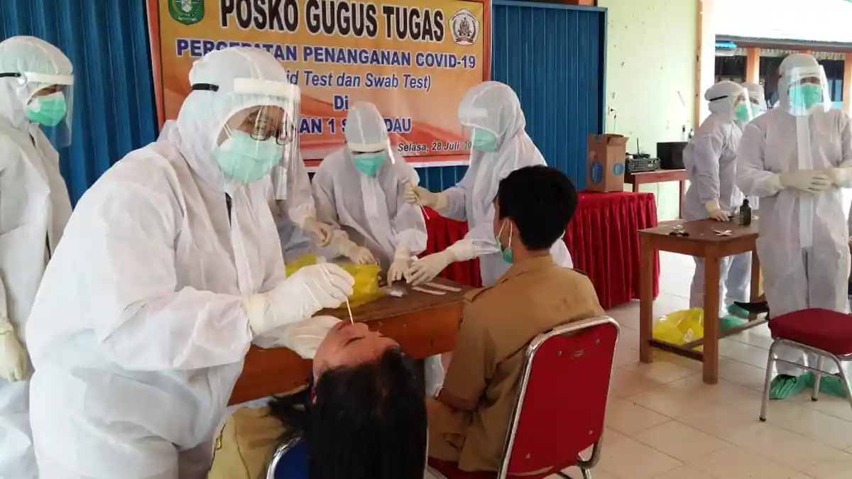 Jelang Belajar Tatap Muka, Guru dan Murid SMAN 1 Sekadau Lakukan Swab Test