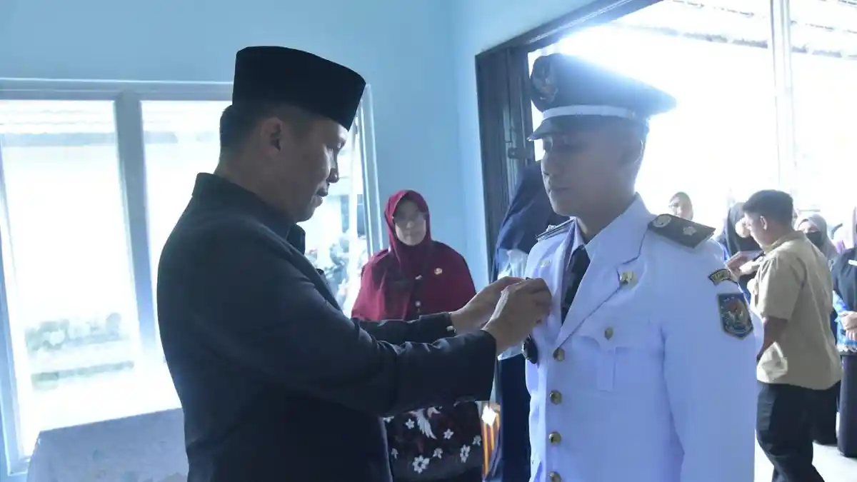 Lantik ASN jadi Pj Kades Pugul, Fery Insani Beri Pesan agar Menjalankan Amanah dan Layani Masyarakat - Bangkapos.com