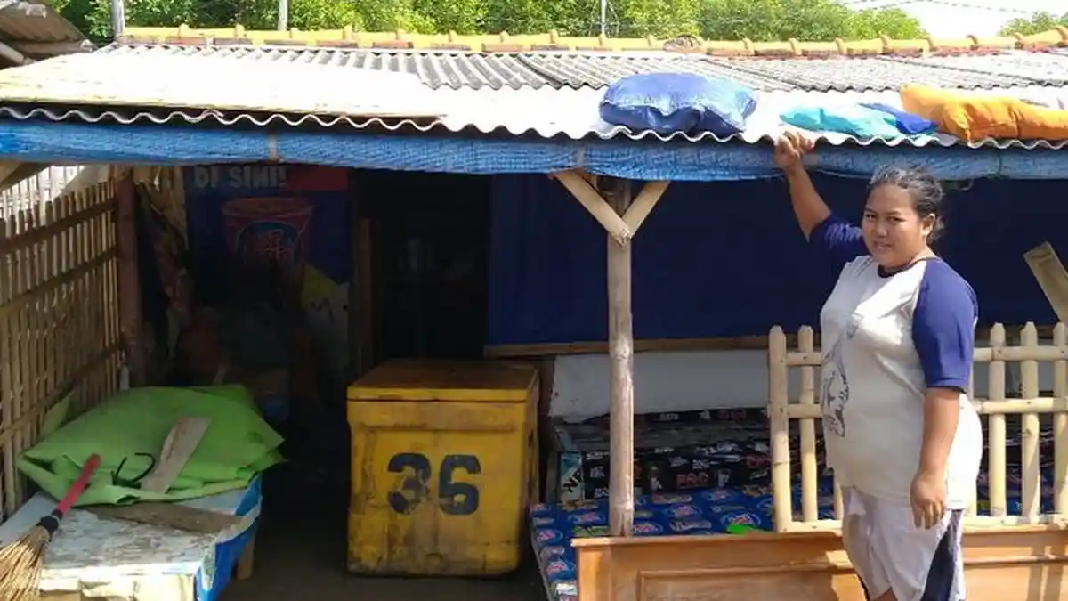 Warung di Pantai Karangsong Indramayu Mendadak Jadi Mini, Pedagang: Bisa Sentuh Atap Tanpa Jinjit
