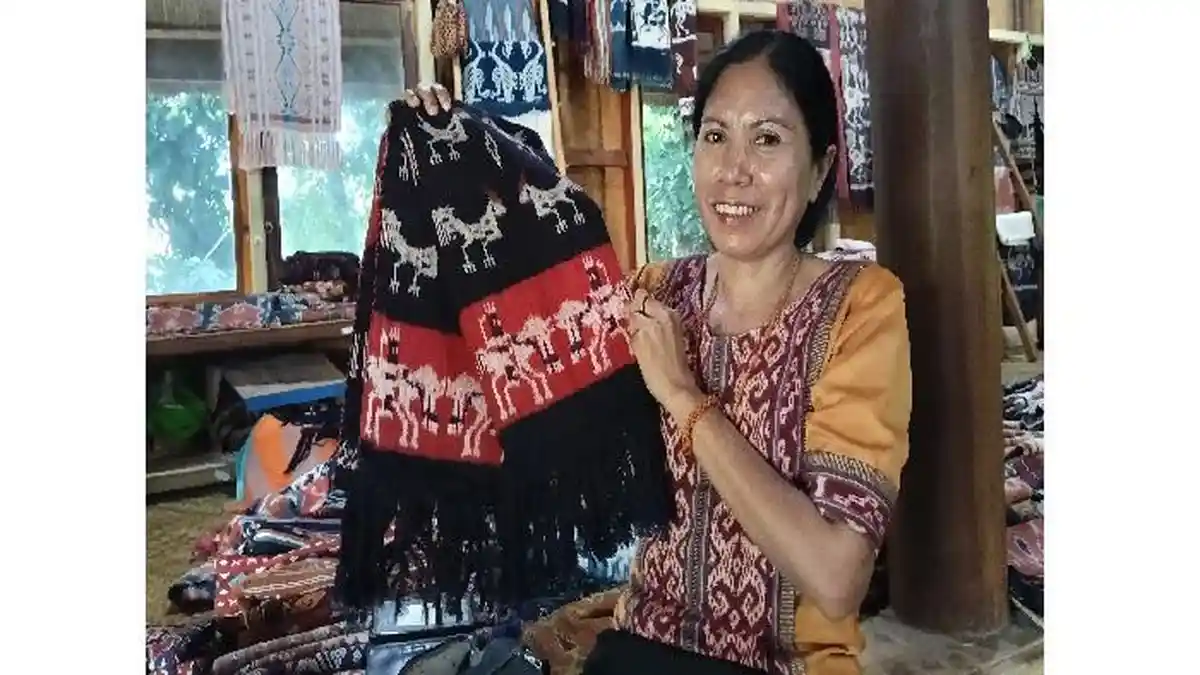 Cerita Mardiani Awang Saat Membeli Kain Sumba, Ini Identitas