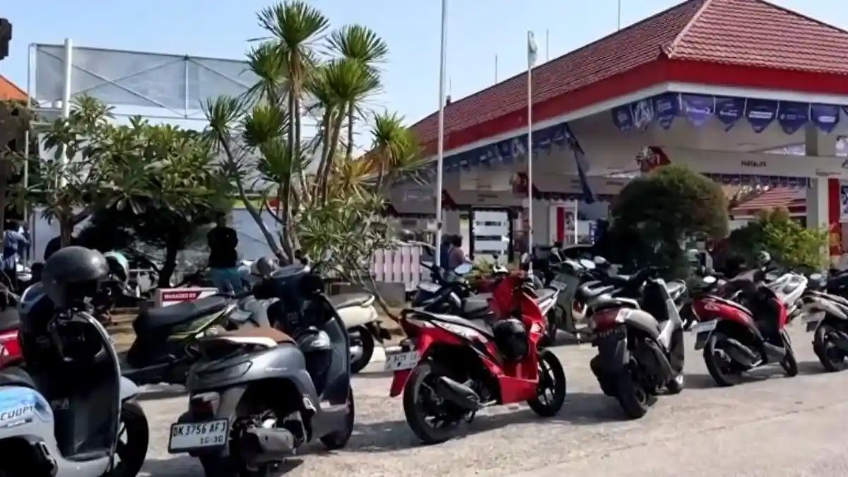 Warga Bali Pingsan Tak Kuat Antre BBM Berjam-jam, Pemkab Badung ...