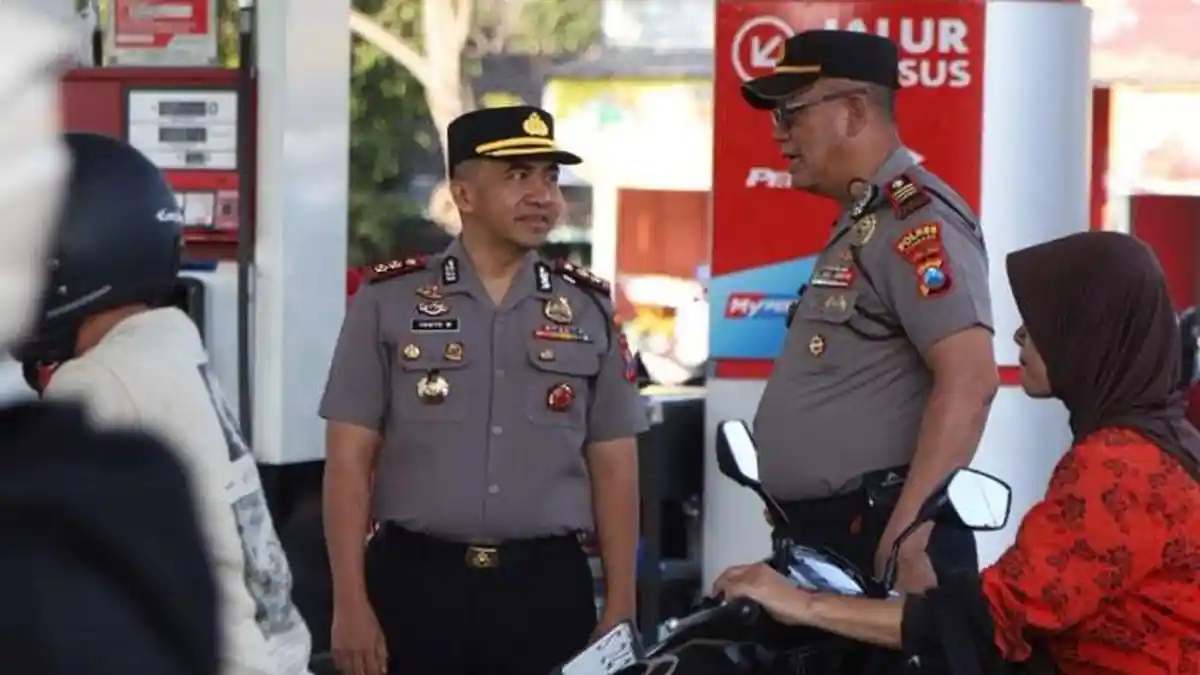 Awasi Stok BBM, Kapolres Jombang Turun ke SPBU Mojosongo Sambil Cek Potensi Kecurangan