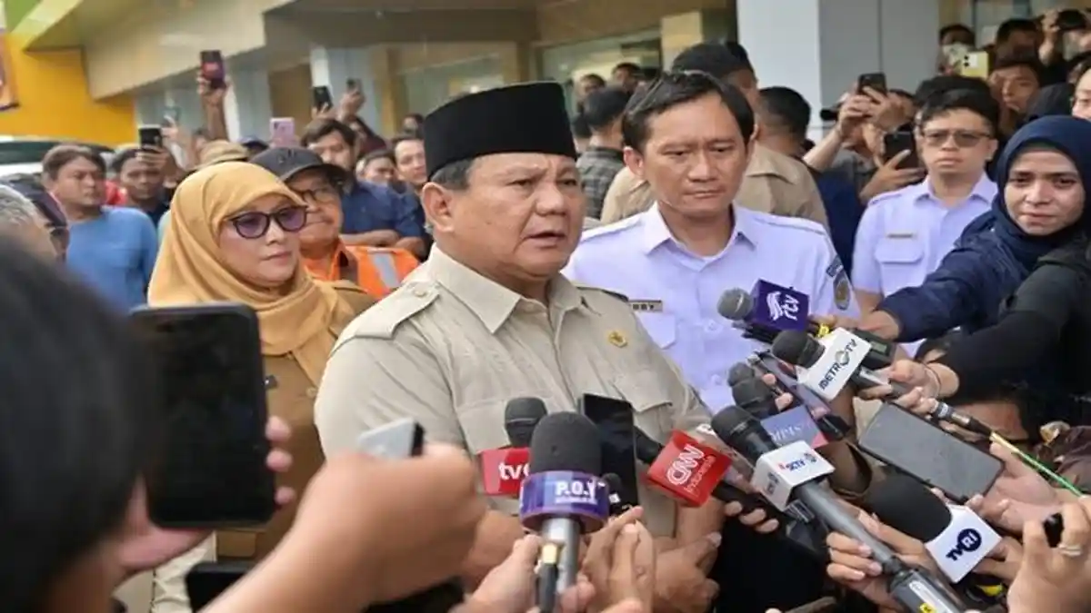 Sosok Bobby Rasyidin Dirut KAI Tertunduk Saat Dampingi Prabowo Jenguk ...