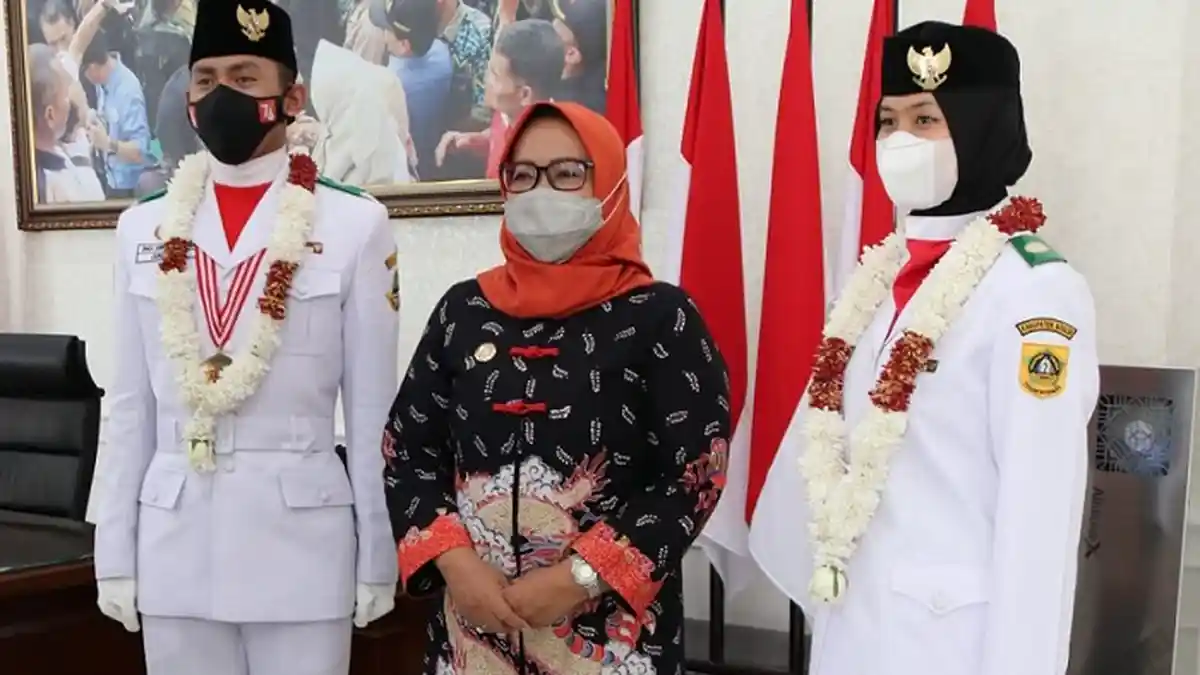 Bupati Bogor Ade Yasin Berikan Beasiswa Pancakarasa kepada Dua Paskibraka Nasional dari Bogor