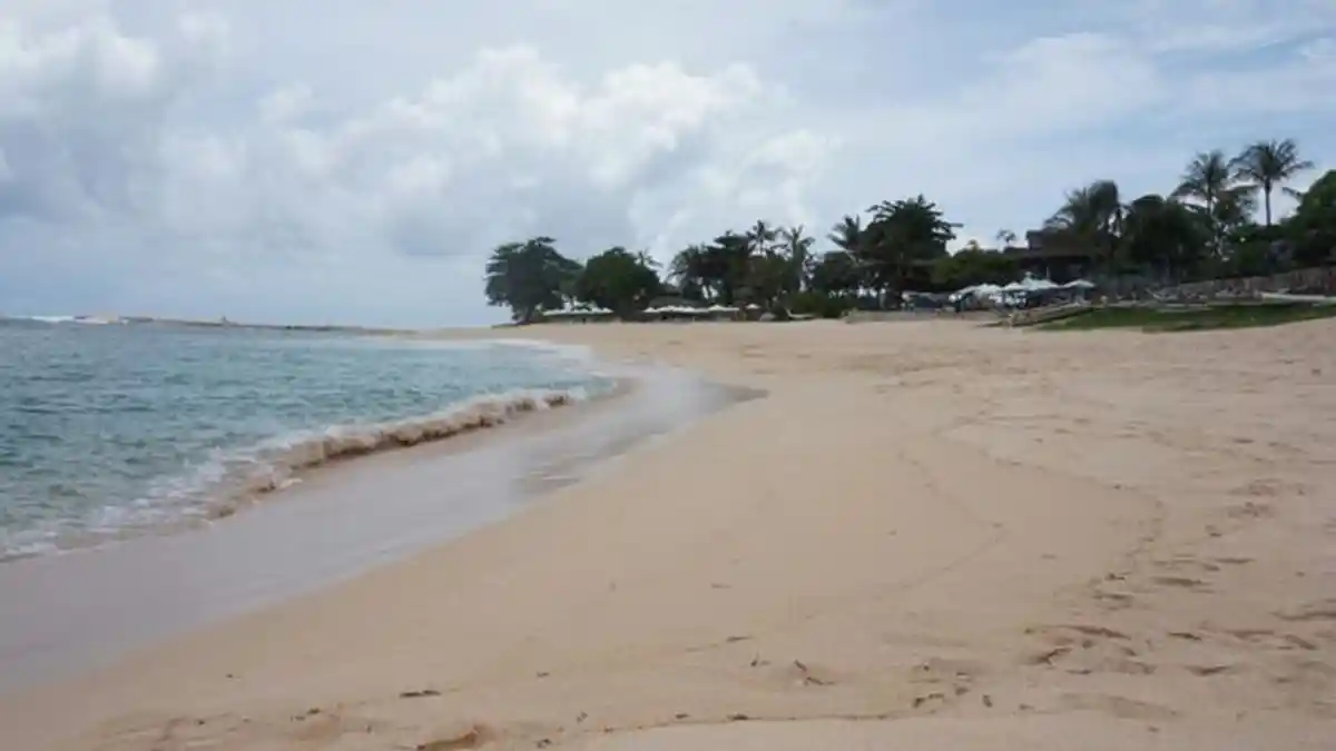 Bak 'Padang Pasir', Pantai Sawangan Jadi Tempat Bersantai Rombongan Raja Salman di Bali