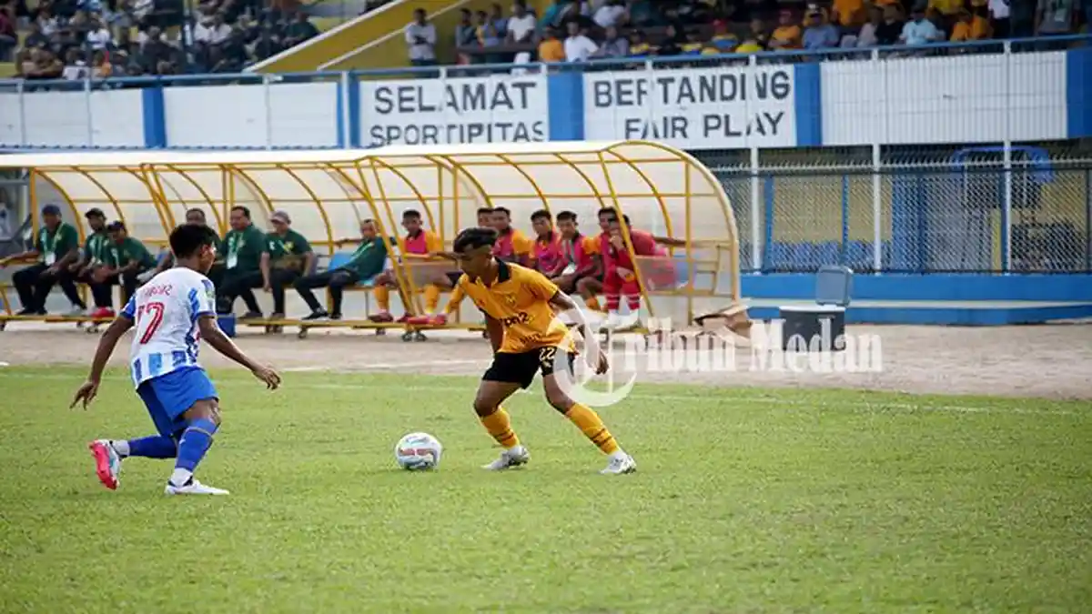 Berita Foto: PESTA GOL di Baharoeddin, PSDS Deliserdang Gilas Ratakan PSPS Riau dengan Skor 3-0 - 17092023_MELEWATI-LAWAN_ABDAN-SYAKURO-2.jpg