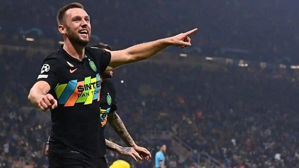 Demi Dapatkan Bek Lazio, Inter Milan Tawarkan De Vrij Kepada Antonio Conte