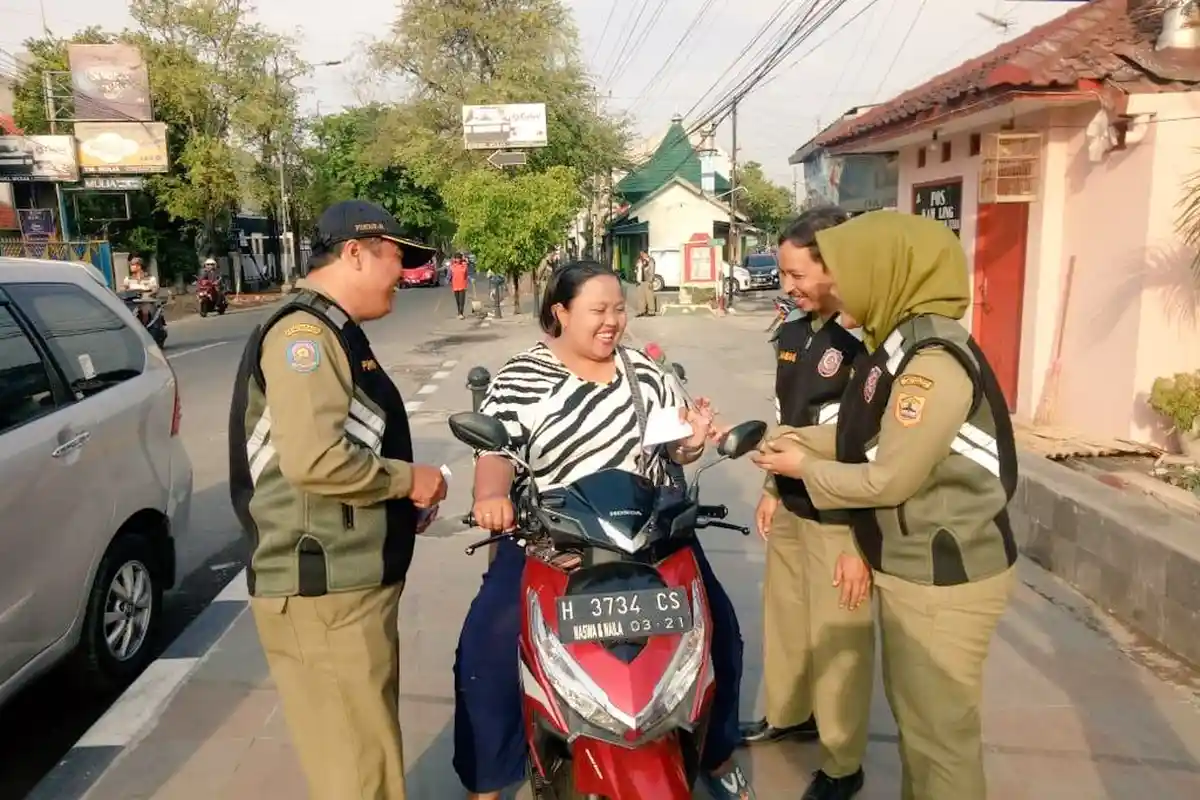 Lakukan Operasi Simpatik, Satpol PP Jateng Sering Tegur Pengendara Motor yang Jalan di Trotoar