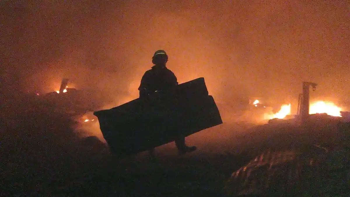 Pemadam Kesulitan Padamkan Api, Lokasi Penampungan Oli Berdekatan dengan Pemukiman Padat Penduduk