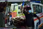 staf-medis-membawa-seorang-pria-yang-terluka-ke-rumah-sakit-dengan-ambulans.jpg