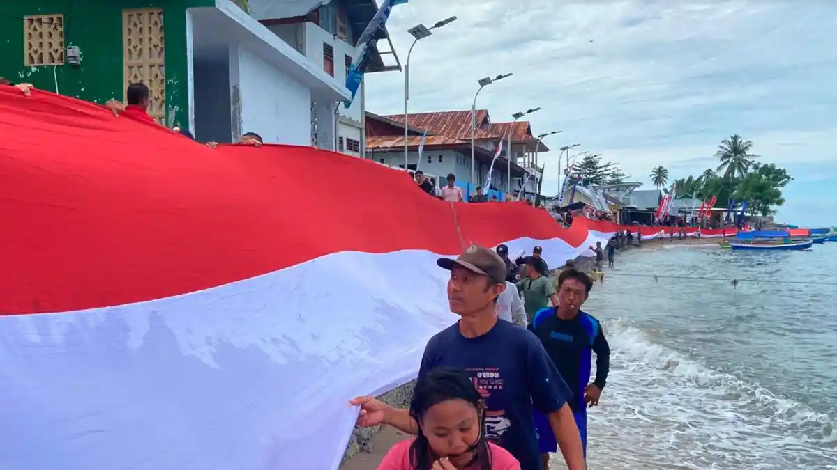 Bendera Merah Putih Sepanjang 200 Meter Membentang di Lokasi Hiu Paus Gorontalo