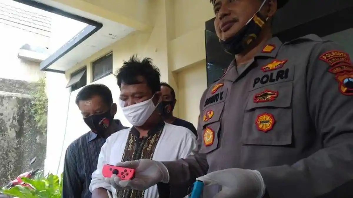 Jambret Nintendo Switch di Solo Dikejar Warga Terjatuh Nyangkut di Pohon, Babak Belur Dihajar Massa