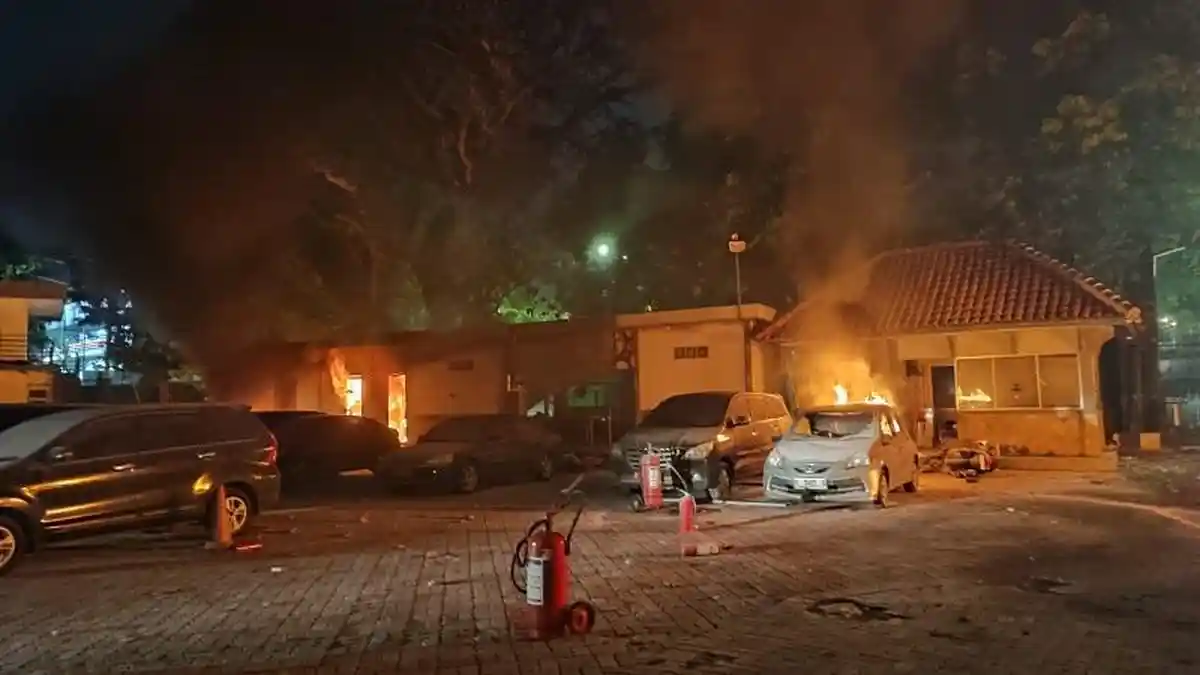 Buntut Pembakaran Mobil di Kantor Gubernur Jateng, Polisi Amankan 10 Orang