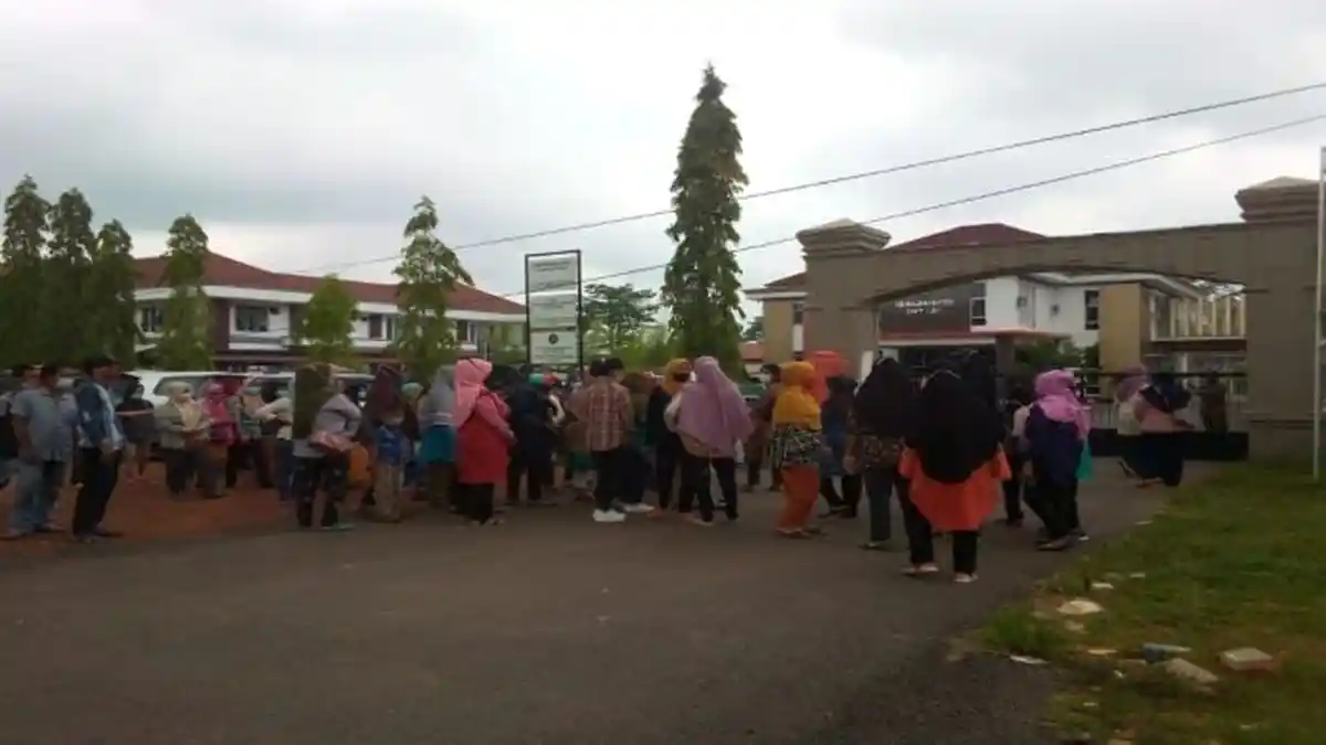 Emak-emak di Banyuasin Datangi Kejari Banyuasin, Minta Usut BLT yang Tak Dibagikan Oknum Kades