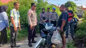 Personel-Polsek-Jaya-Baru-meninjau-langsung-soal-bangkai-atau-ayam-tiren.jpg