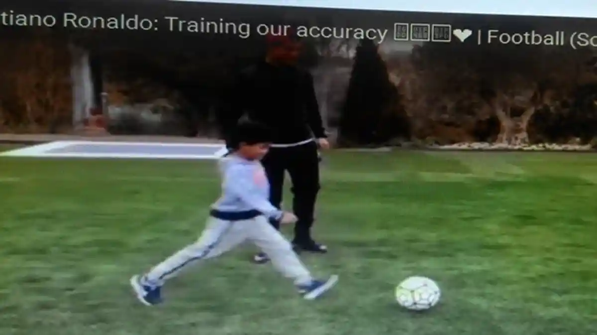 Video Ronaldo Ajari Anaknya Akurasi Tendangan