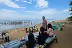 Personel Polsek Benua Kayong Laksanakan Pengamanan Objek Wisata Pantai Pecal Hari Libur Idul Adha
