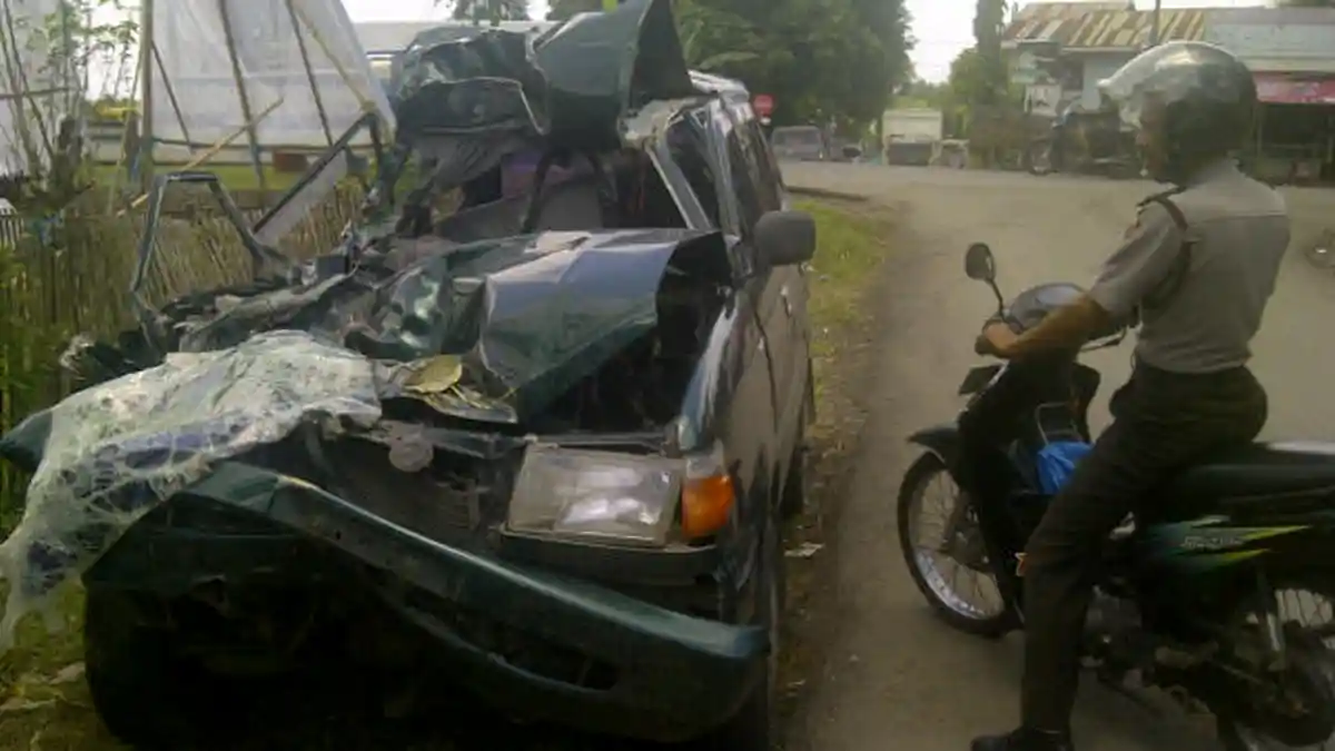 Tiga Karyawan RRI Tewas karena Seruduk Truk Kontainer