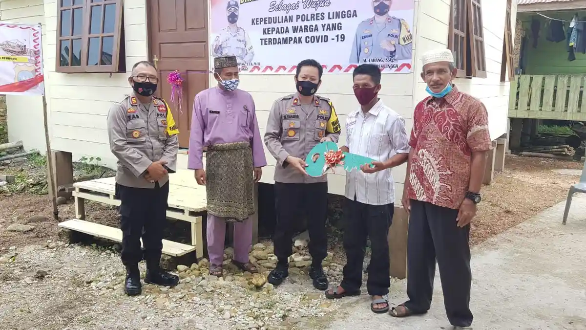 Ringankan Beban Masyarakat di Tengah Pandemi, Polres Lingga Lakukan Bedah Rumah
