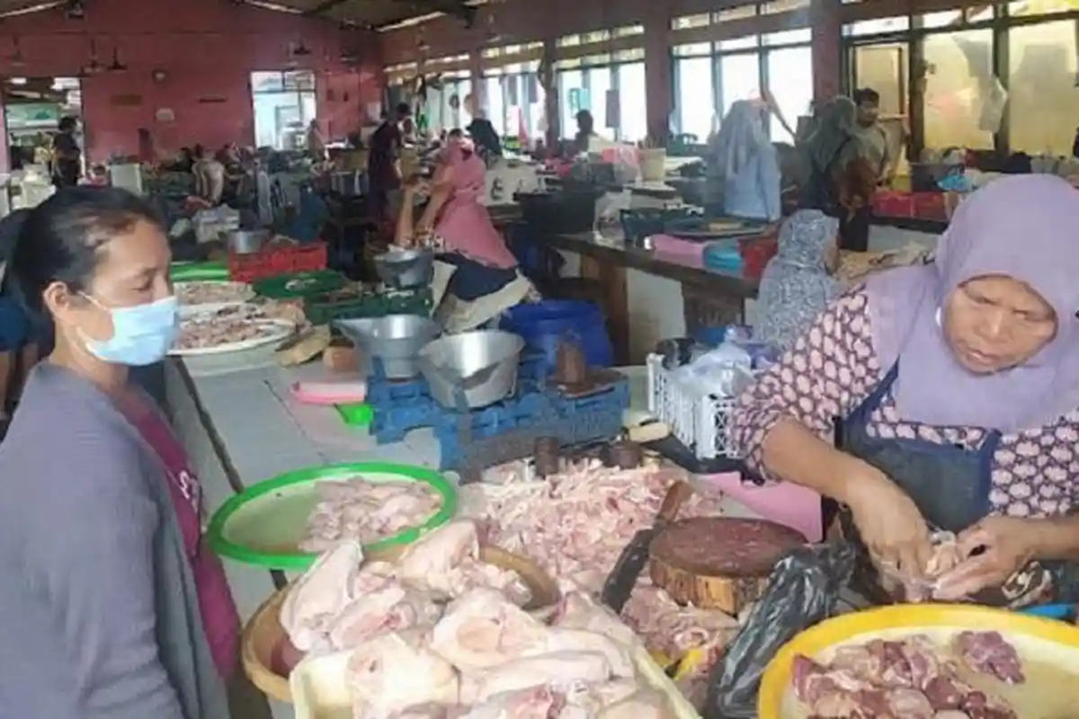 Harga Daging Ayam di Pasar Jungke Karanganyar Naik Jelang Lebaran