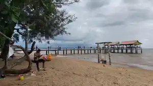 Dermaga-kayu-di-Pantai-Asmara.jpg