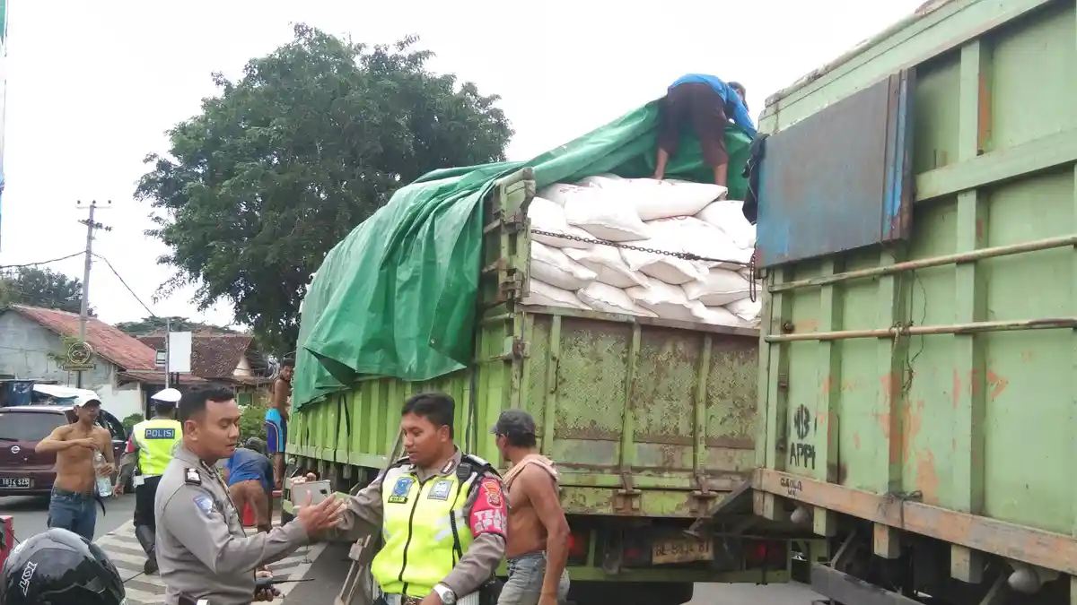 Butuh 1 Jam Evakuasi 2 Ton Pakan Sapi dari Fuso Tabrak Pembatas Flyover MBK