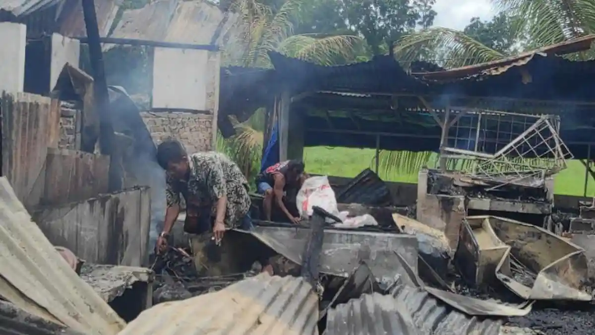 10 Kios Terbakar di Marindal, 2 Orang Dilarikan ke Rumah Sakit