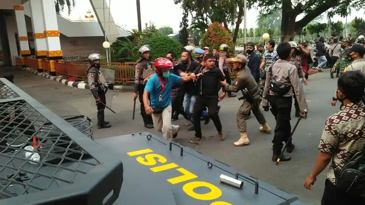 Ketua DPRD jadi Sasaran Massa, Aksi Unjuk Rasa Tolak UU Cipta Kerja Berujung Ricuh
