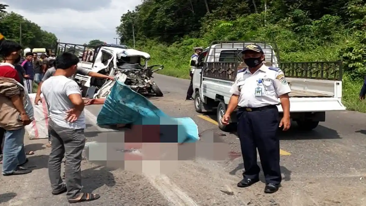 Kronologis Kecelakaan Maut di Jalan Palembang-Prabumulih, Pikap Oleng ke Jalur Lawan, Hantam Truk