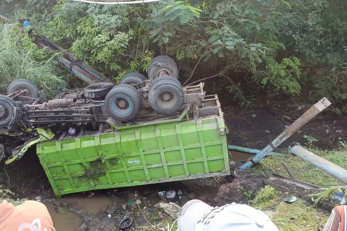 Truk Rem Blong Tabrak Pikap dan Motor di Jalan Probolinggo-Lumajang, 3 Orang Tewas