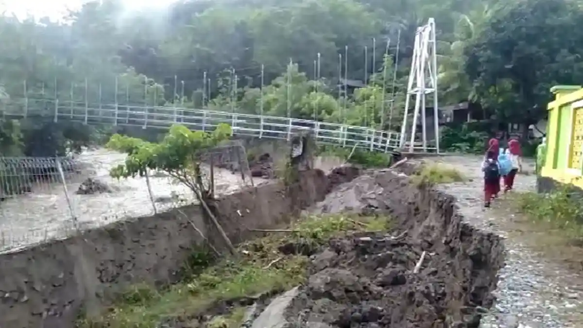 Diguyur Hujan Sehari, Pagar dan Tanggul Ojek Wisata Alam Lewaja Enrekang Amblas