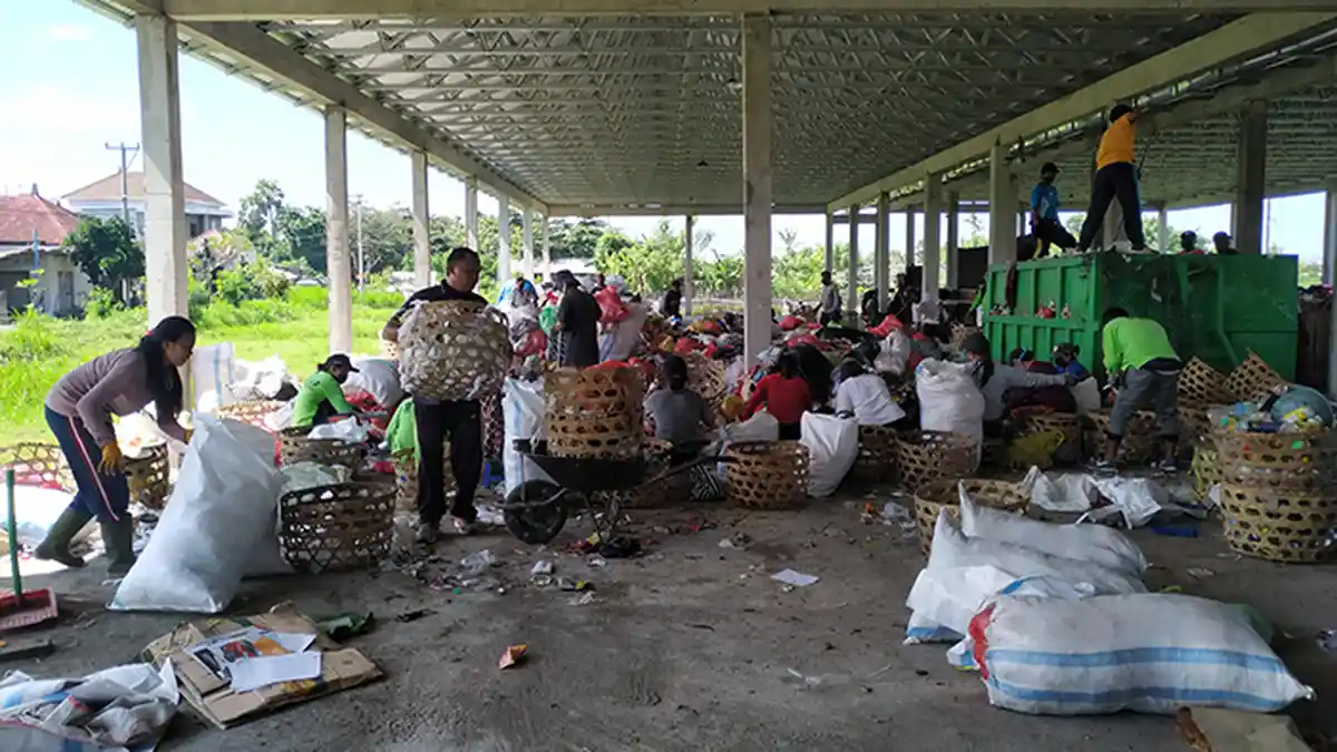 Petugas Kewalahan Pilah Sampah, Setiap Hari Belasan Truk Sampah Masuk ke TOSS Centre